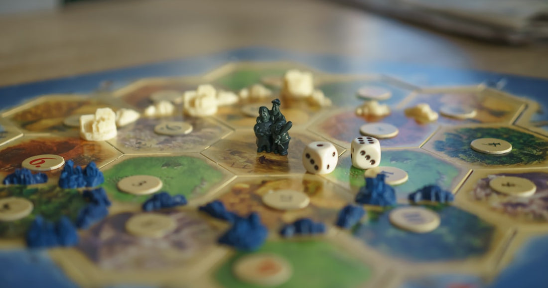 Familie spielt gemeinsam ein Brettspiel am Tisch