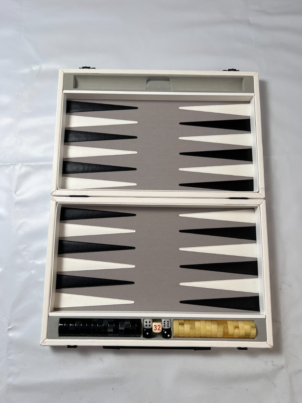 Großer Backgammon Kunstleder-Koffer -Weiss 38 x 25 cm geschlossen - Ansicht 2