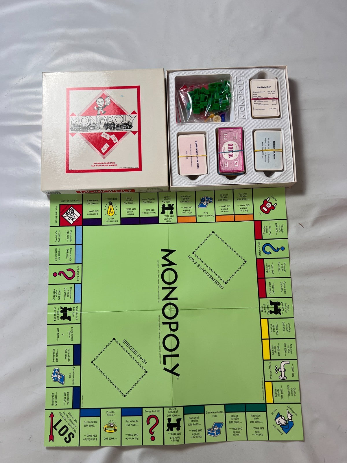 Monopoly - quadratisch - Parker Spiele  Art. Nr: 6011008 - Vollständig - Ansicht 2